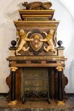 Altın yaldızlı aslanlı antik bir şömine.