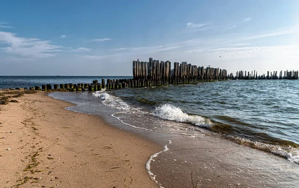 Old Ruined Wooden Pier Sandy Beach — Zdjęcie stockowe