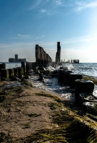 Old Ruined Wooden Pier Sandy Beach — Fotografia de Stock