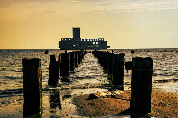 Old Ruined Wooden Pier Sandy Beach — Foto de Stock