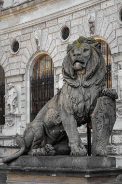 Bir aslanın ortaçağ taş heykeli.