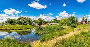 Nehirdeki eski baraj, kırsal alan