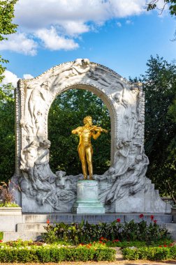 Viyana, Avusturya - 12 Ağustos 2022: Johann Strauss II 'nin yaldızlı bronz anıtı, 26 Haziran 1921 tarihinde halka açıldı ve Edmund Hellmer tarafından yapılmış bir mermer kabartma ile çerçevelendi.