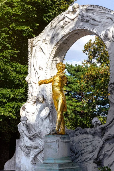 オーストリア ウィーン2022年8月12日 ヨハン シュトラウス2世の黄金の青銅製記念碑が1921年6月26日に公開され エドマンド ヘルマーの大理石のレリーフに囲まれています — ストック写真