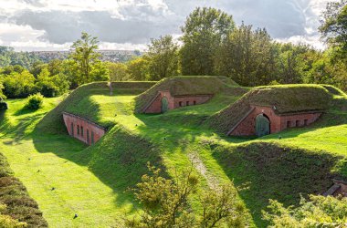 Çatıda çimen olan eski evler.