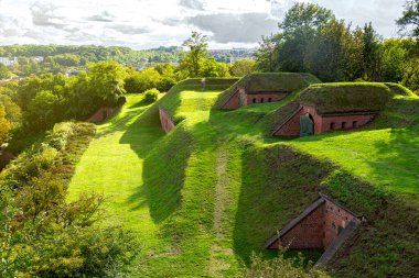 Çatıda çimen olan eski evler.