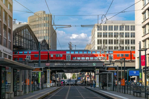 Berlin 'deki şehir merkezi ve Friedrichstrae tren istasyonu