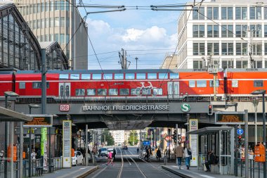 Berlin 'deki şehir merkezi ve Friedrichstrae tren istasyonu