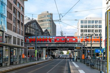 Berlin 'deki şehir merkezi ve Friedrichstrae tren istasyonu
