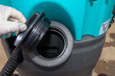 Otomatik zemin temizleyicisinin kapağını aç, ses seviyesini kontrol et.