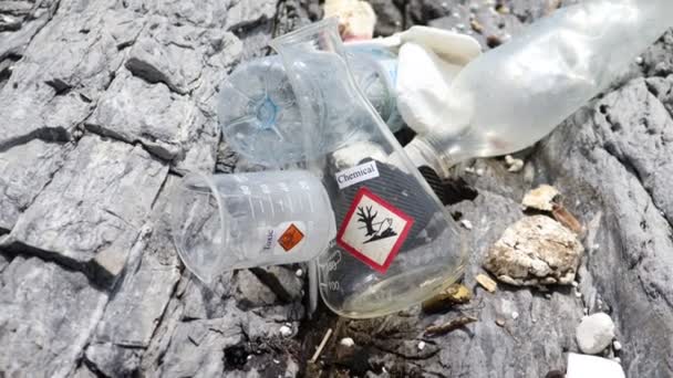 Déchets Chimiques Dangereux Provenant Industrie Sur Les Rochers Près Mer — Video