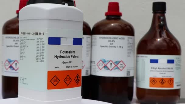 Potasyum Hidroksit Topakları Laboratuvar Kimyasalları Tehlikeleri — Stok video