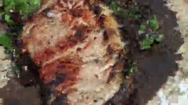 Carne Fresca Grelhada Segura Contra Aceleradores Carne Vermelha — Vídeo de Stock