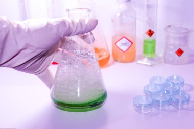 Laboratuvarda kimyasal cam ve tehlikeli. 