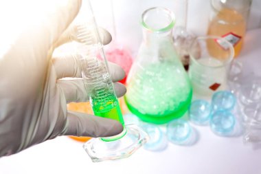 Laboratuvarda kimyasal cam ve tehlikeli. 