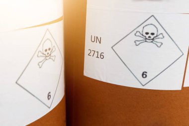 Tehlikeli kimyasallar ve sembollerle dolu ahşap fıçı.