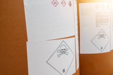 Tehlikeli kimyasallar ve sembollerle dolu ahşap fıçı.