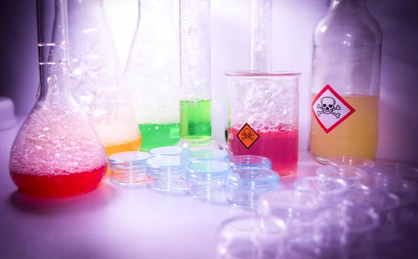 研究室の化学ガラスと危険 — ストック写真