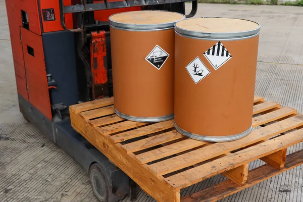Tehlikeli kimyasallar ve sembollerle dolu ahşap fıçı.