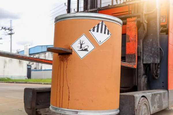 工厂的叉车事故击中了一个危险的化学品罐 — 图库照片