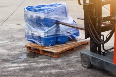 Bir forklift kazası fabrikada tehlikeli bir kimyasal tanka çarptı. 