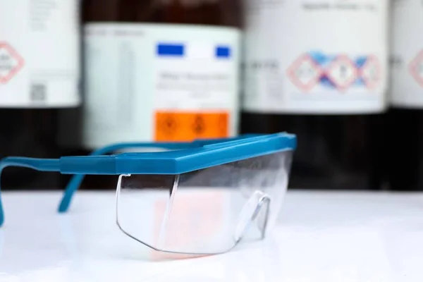 Brýle Mohou Zabránit Chemikáliím Laboratoři Nebo Při Práci Dostat Očí — Stock fotografie