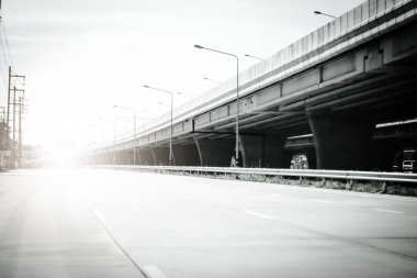 boş bir caddenin siyah beyaz görüntüsü