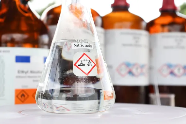 玻璃中的硝酸 实验室和工业中的化学品 — 图库照片