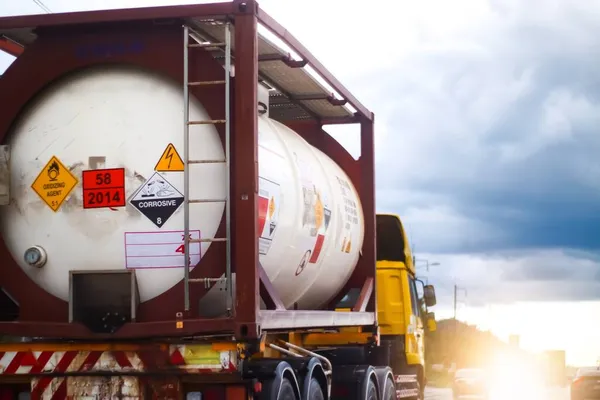 Lastwagen Transportieren Gefährliche Chemikalien Auf Der Straße lizenzfreie Stockfotos