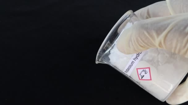 Hydroxyde Potassium Flocons Sur Fond Noir Chimie Laboratoire — Video