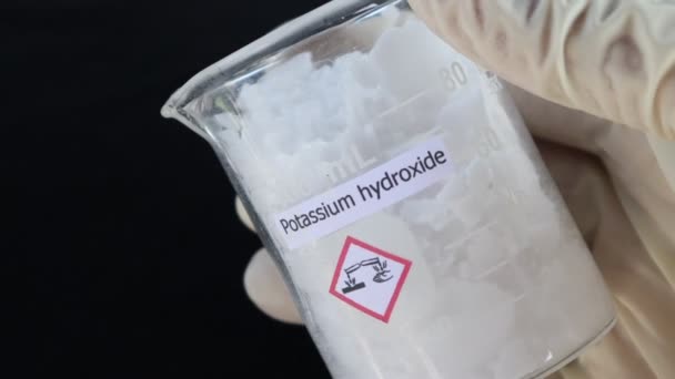 Escamas Hidróxido Potasio Sobre Fondo Negro Química Laboratorio — Vídeos de Stock