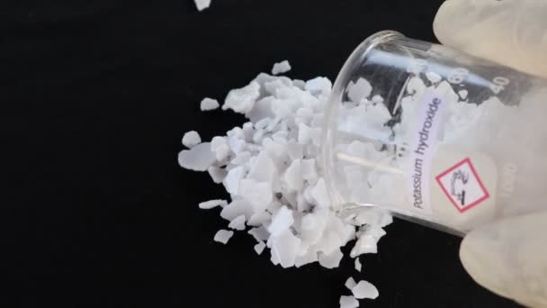 Hydroxyde Potassium Flocons Sur Fond Noir Chimie Laboratoire — Video