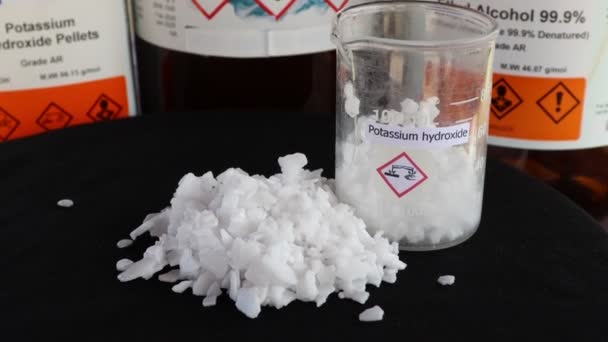 Hydroxyde Potassium Flocons Sur Fond Noir Chimie Laboratoire — Video