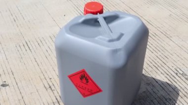 Endüstride ve laboratuvarlarda kullanılan yanıcı kimyasal tanklar.