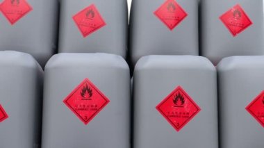 Endüstride ve laboratuvarlarda kullanılan yanıcı kimyasal tanklar.