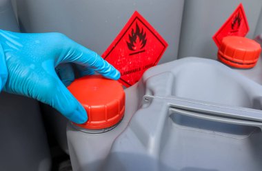Endüstride ve laboratuvarlarda kullanılan tehlikeli kimyasal tankların kapağını aç