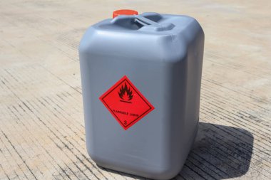 Endüstride ve laboratuvarda kullanılan yanıcı kimyasal tanklar. 