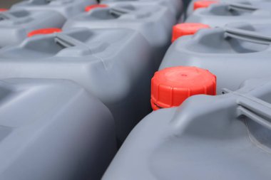 Endüstride ve laboratuvarda kullanılan yanıcı kimyasal tanklar. 