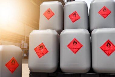 Endüstride ve laboratuvarda kullanılan yanıcı kimyasal tanklar. 