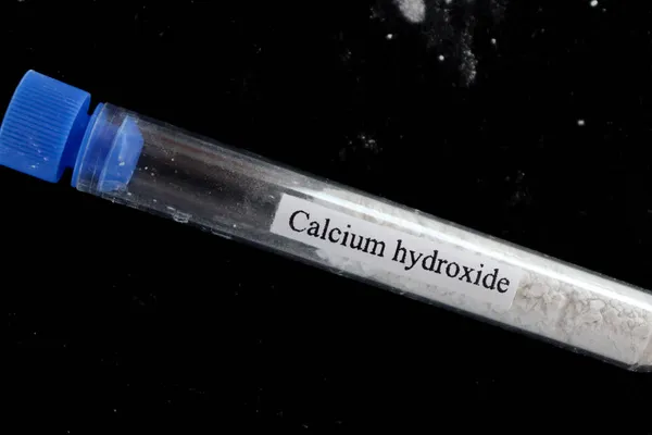 Calciumhydroxid Reagenzglas Und Schwarzem Hintergrund — Stockfoto