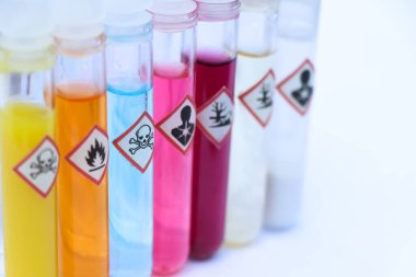 Laboratuvar veya sanayide kullanılan test tüplerindeki ve sembollerdeki kimyasallar 