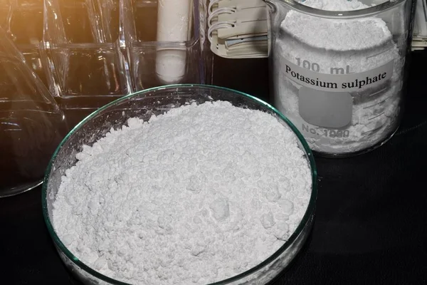 Potasyum Sülfat Tozu Laboratuvarlarda Endüstride Kullanılır — Stok fotoğraf