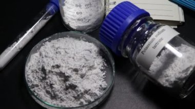 Potasyum sodyum tarat tozu laboratuvarlarda ya da endüstride kullanılır.