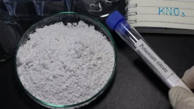 Potasyum nitrat tozu laboratuvarlarda ya da endüstride kullanılır.