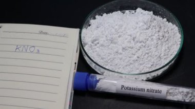 Potasyum nitrat tozu laboratuvarlarda ya da endüstride kullanılır.