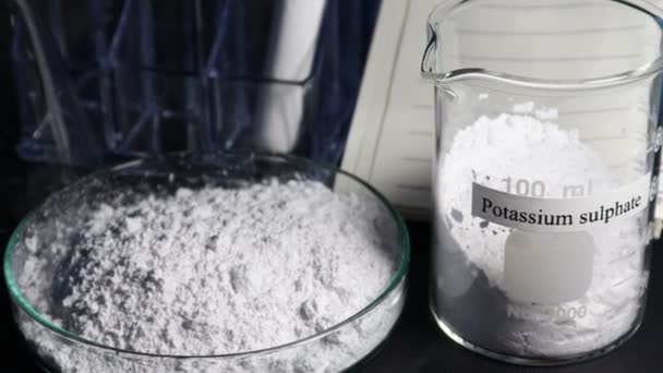 硫酸钾粉末在实验室或工业中使用 — 图库视频影像