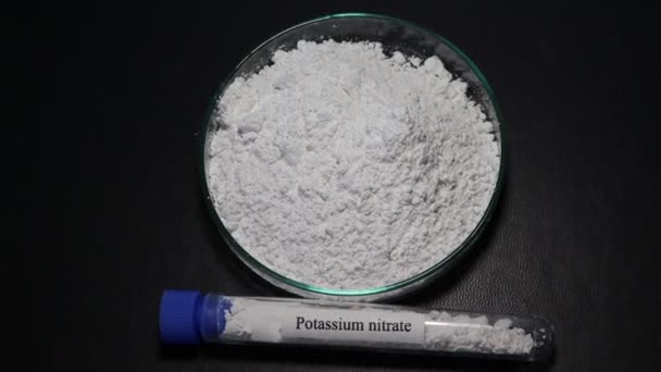 硝酸钾粉末在实验室或工业中使用 — 图库视频影像