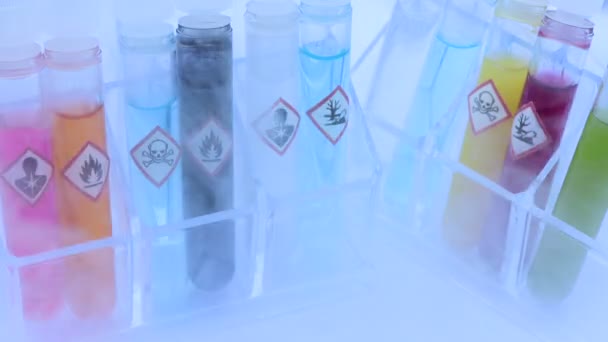Laboratuvar Veya Sanayide Kullanılan Test Tüplerindeki Sembollerdeki Kimyasallar — Stok video