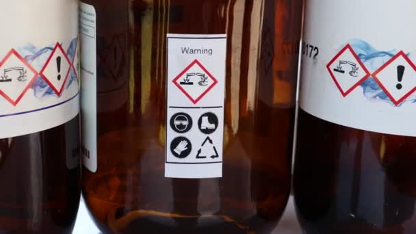 化学薬品 化学ボトルのラベルを使用するための安全シンボル — ストック動画