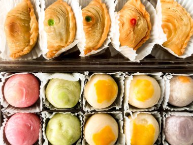 Sarı körili puf ve Mochi, lezzetli bir aperatif.